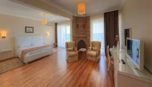 muhafazakar aile oteli suit oda genel görünüm - Elbis Hotel Altınoluk