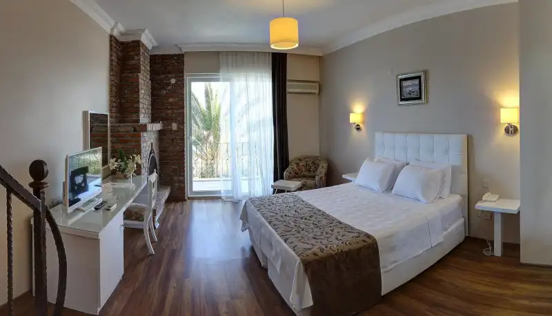 Balkonlu şömineli lüks suit oda - Elbis Hotel