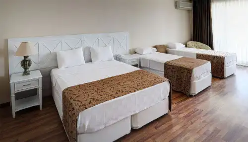 1 çift kişilik 2 tek kişilik yataklı suit oda Elbis Hotel Altınoluk